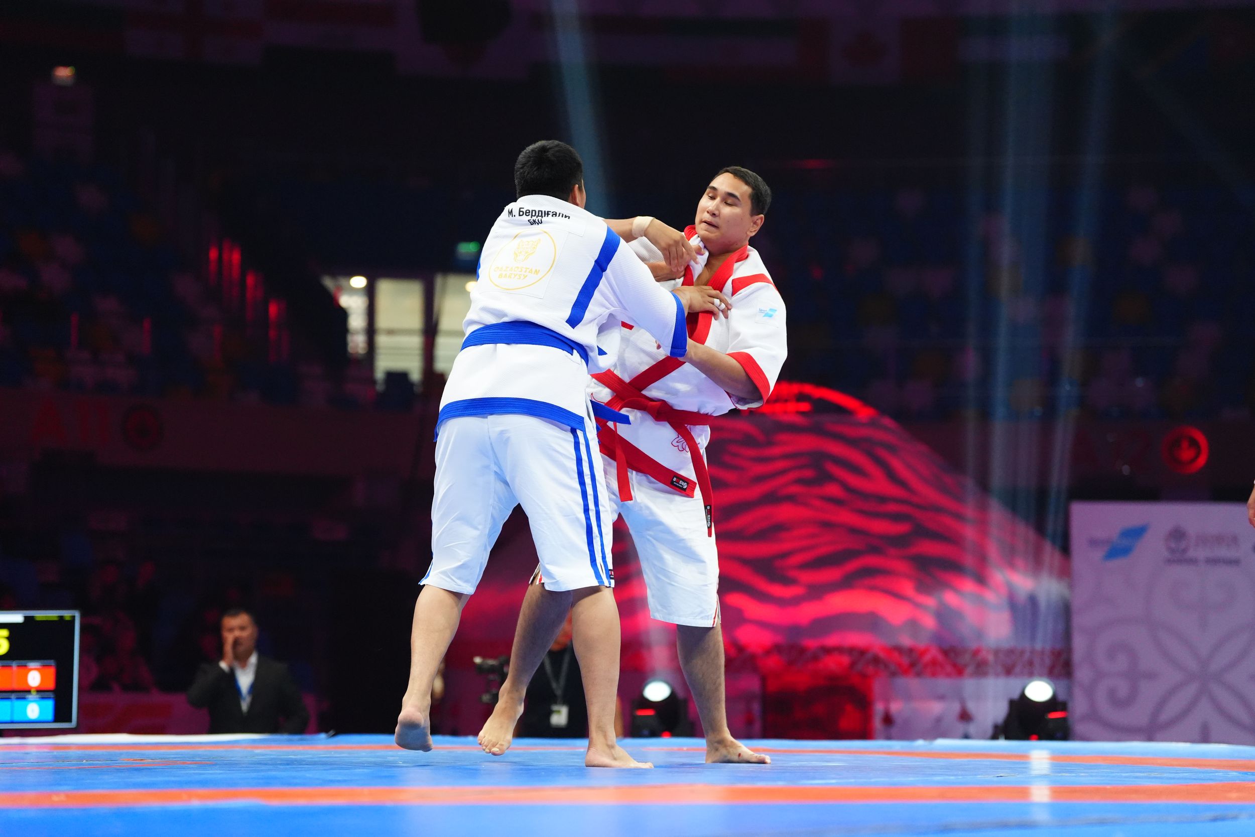 Схватка на главной арене Qazaqstan Barysy 2026.